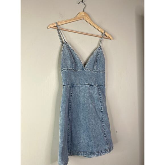 NEW Alice + Oliviia Carli Spaghetti Smocked V-neck Denim Mini Dress Blue Size: 0 - Picture 4 of 10